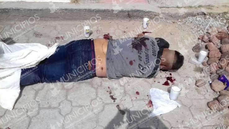 Lo asesinan en calles de Acatzingo y le colocan veladoras alrededor del cuerpo