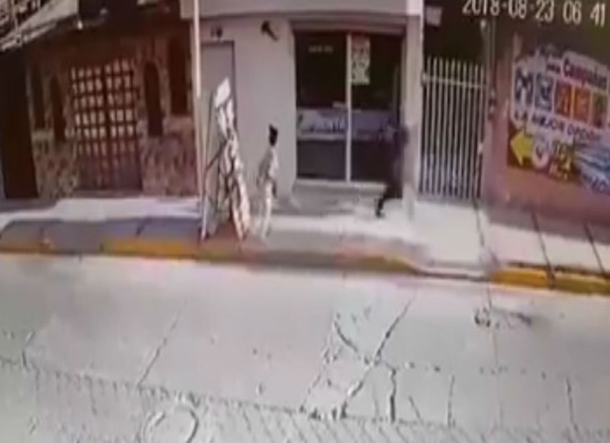 VIDEO Graban asalto a transeúnte en Acatzingo