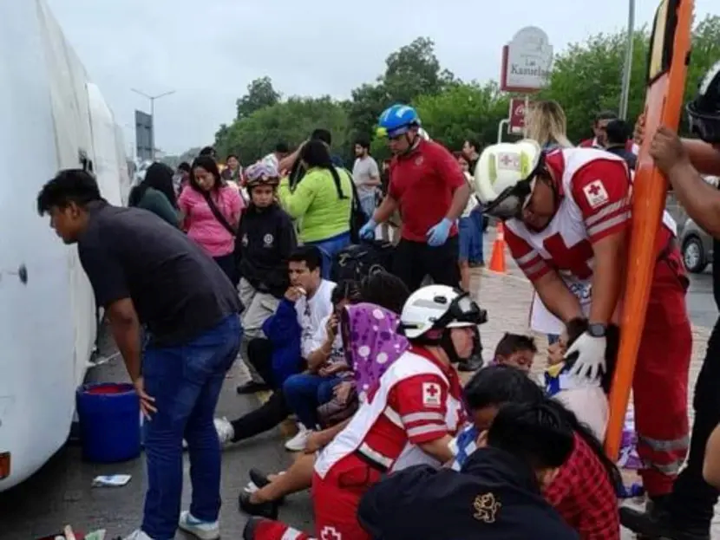 VIDEO Volcadura de autobús deja 53 personas lesionadas