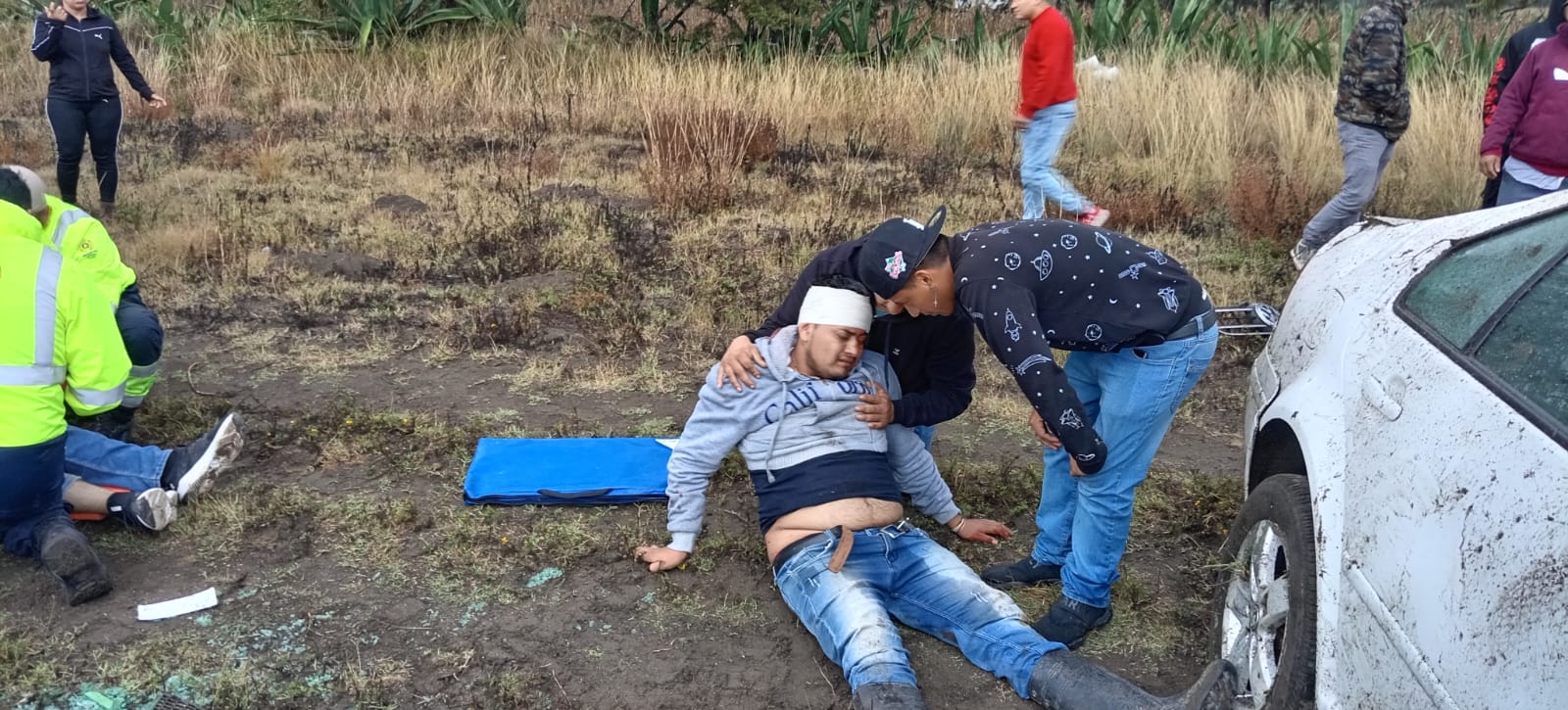 Dos lesionados al volcarse con su vehículo en Esperanza