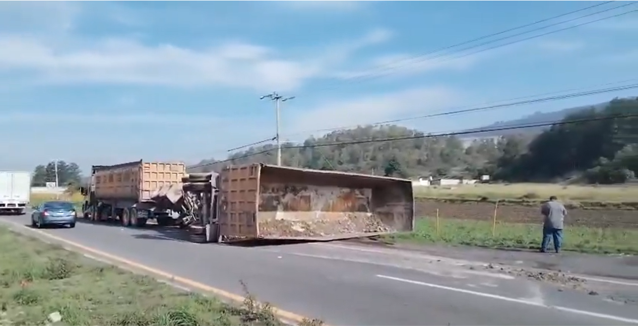 VIDEO Vuelca tracto camión en la autopista Tlaxcala-Texmelucan
