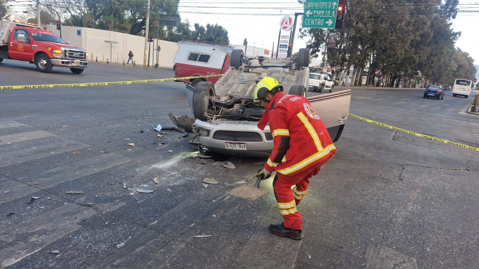 Un Beetle termina volcado en la avenida 15 de Mayo y el bulevar Norte