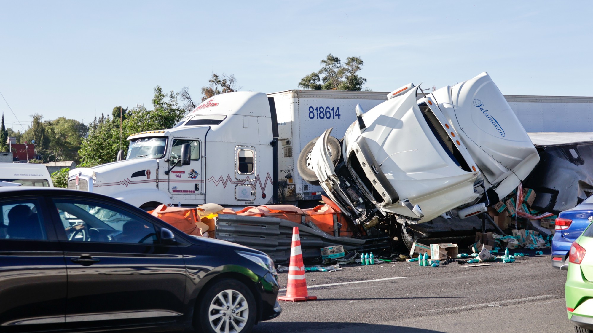 Vuelca tráiler cargado de cloro en Chiautempan, Tlaxcala