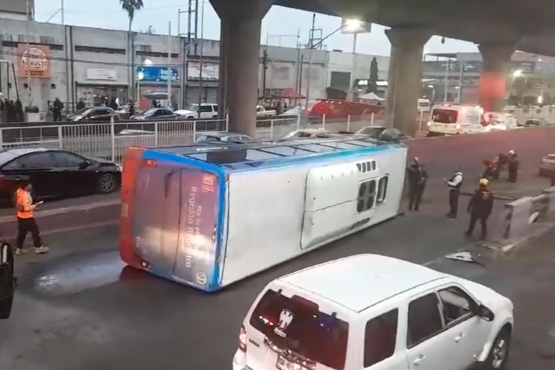 VIDEO Vuelca camión en Guadalupe, Nuevo León, hay nueve personas lesionadas