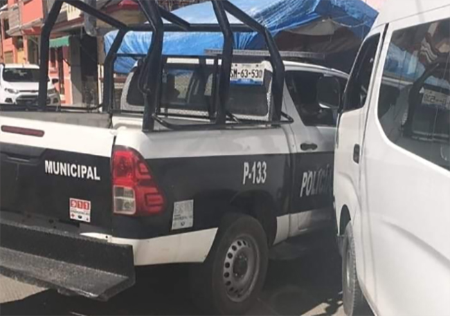 Por exceso de velocidad chocan combi y patrulla en Huejotzingo