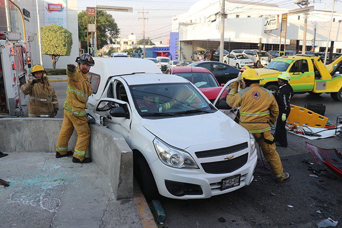 Mujer queda prensada tras choque en la Belisario Domínguez