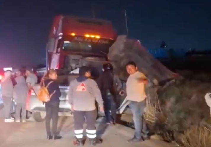 Choca tráiler contra tres autos en Acajete