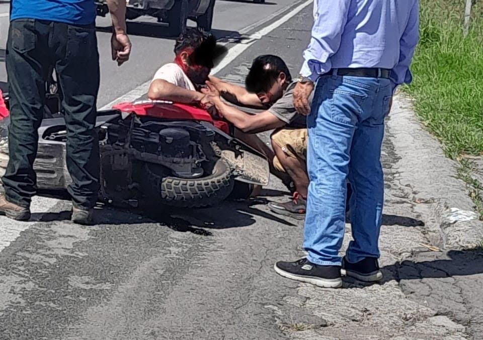 Futbolistas casi se matan tras chocar contra camioneta de lujo en Atlixco