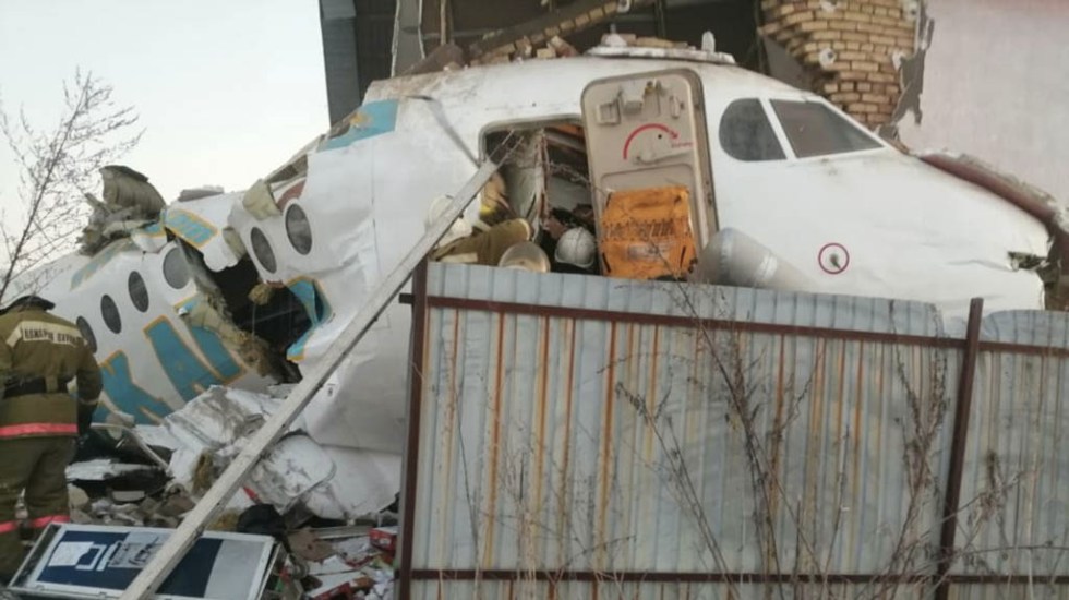 Mueren 9 pasajeros en desplome de avión en Kazajistán