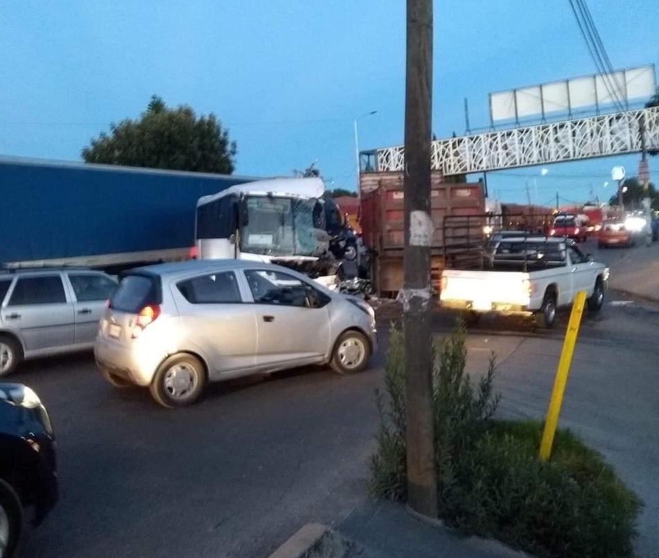 Choca autobús de traslado de personal con tractocamion en Chachapa