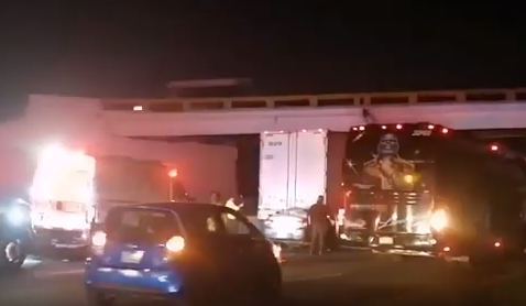 Auto queda debajo de caja de tráiler en la México-Puebla