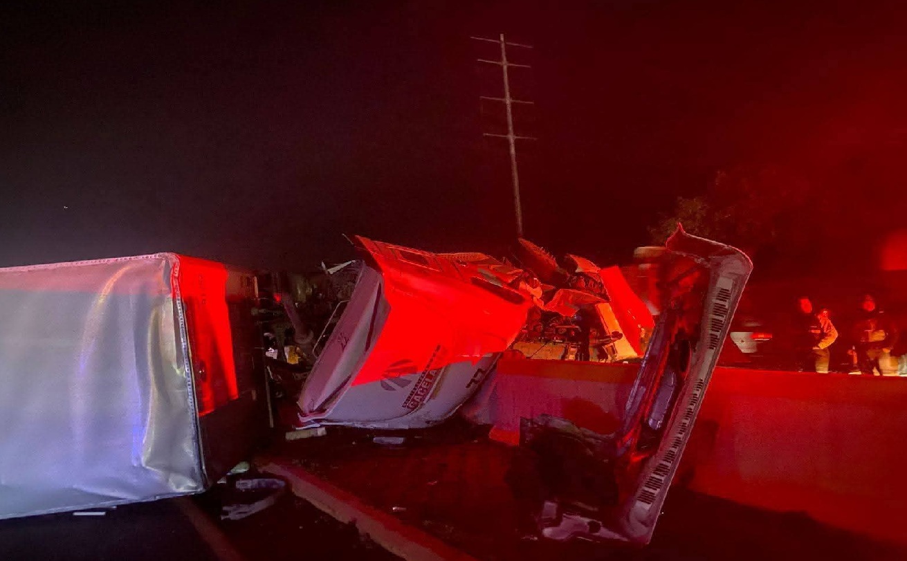 Cierran por cinco horas la México-Puebla por volcadura de tráiler