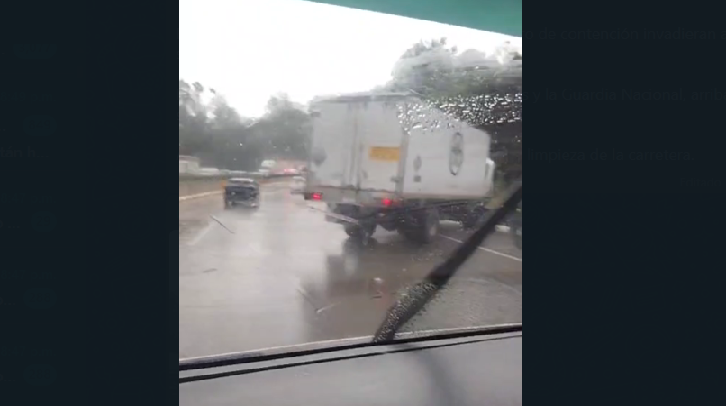 VIDEO Choca camión en la México-Puebla y genera caos vehicular