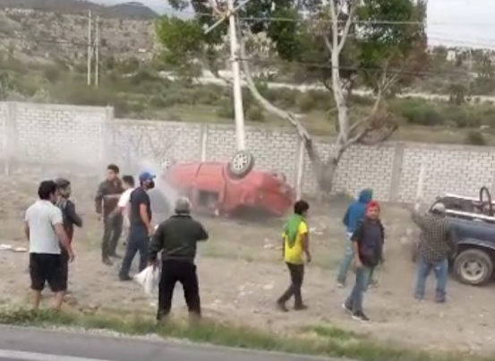 Evitan que se incendiara en su carro volcado en la México-Veracruz