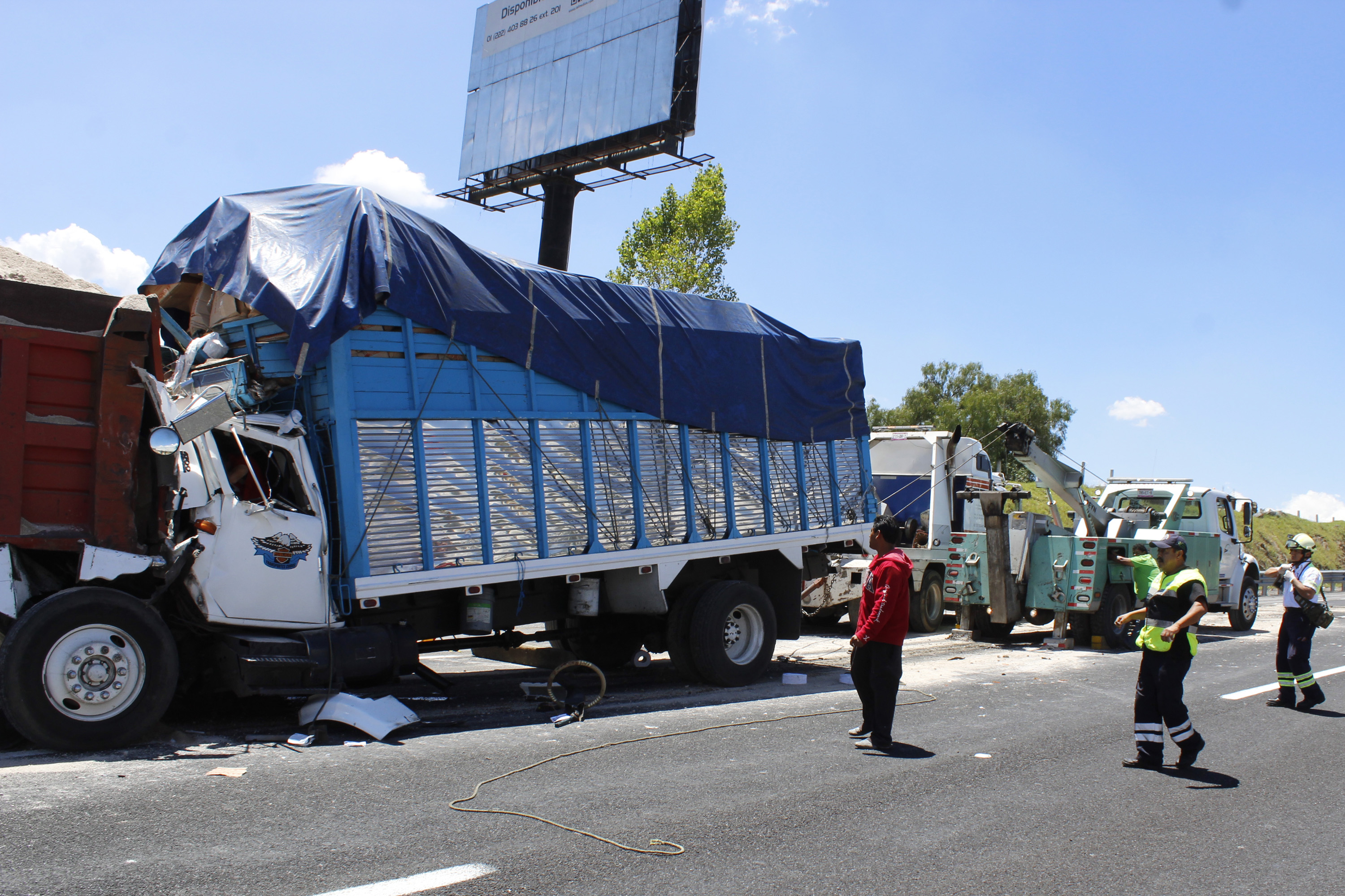 Un muerto y 2 prensados por choque en la Puebla-México