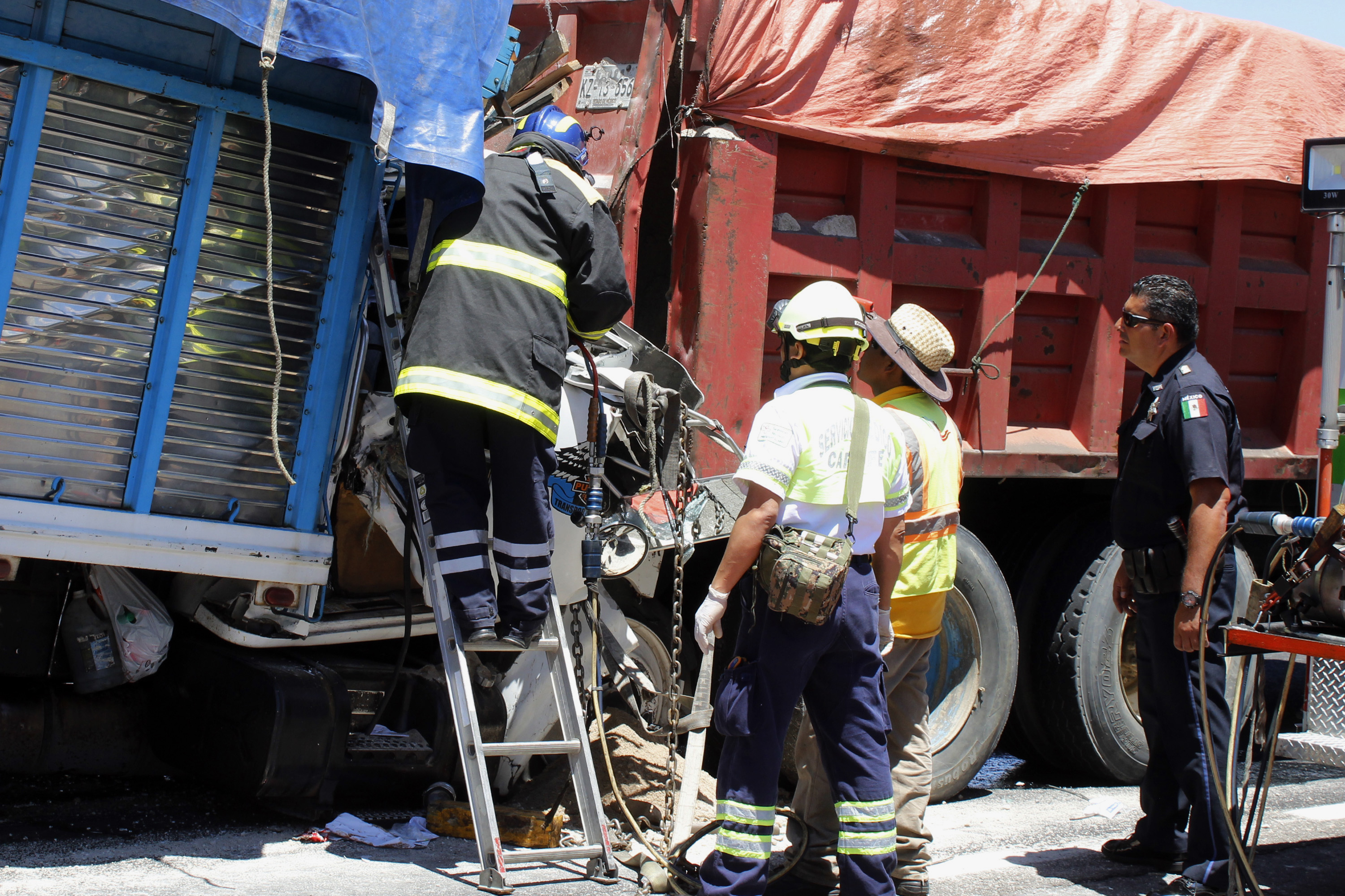 Un muerto y 2 prensados por choque en la Puebla-México