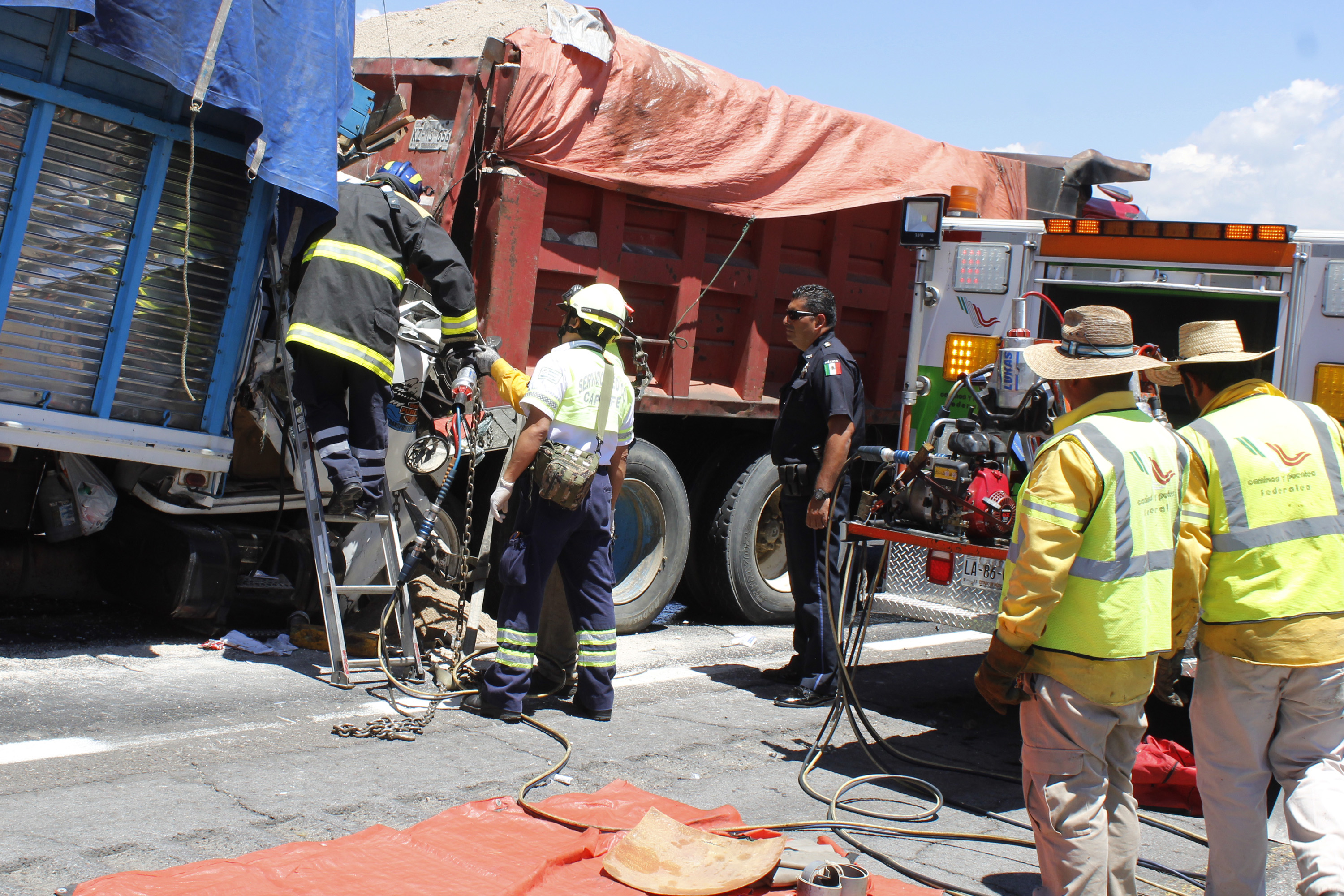 Un muerto y 2 prensados por choque en la Puebla-México