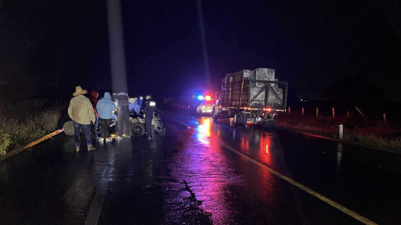 Muere hombre en la autopista Siglo XXI tras chocar contra camión