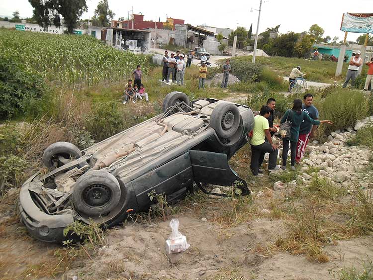 Mototaxista provoca volcadura en Acatzingo y se da a al fuga