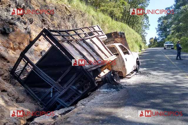 Pobladores de Tlahuapan incendian tres camionetas usadas para robo de combustible