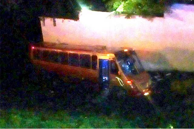 Caída de autobús dentro de barranco en Xicotepec deja tres heridos