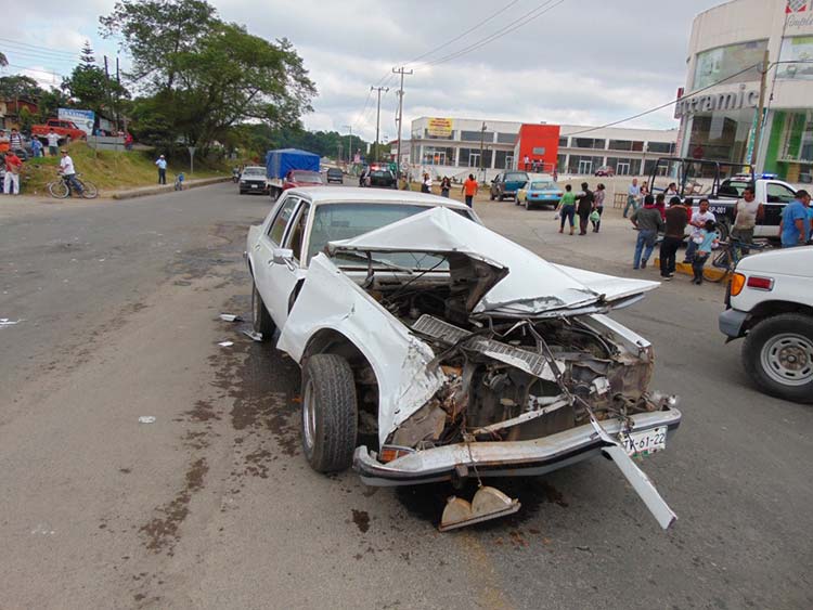 Triple choque deja tres lesionados en bulevar de Xicotepec