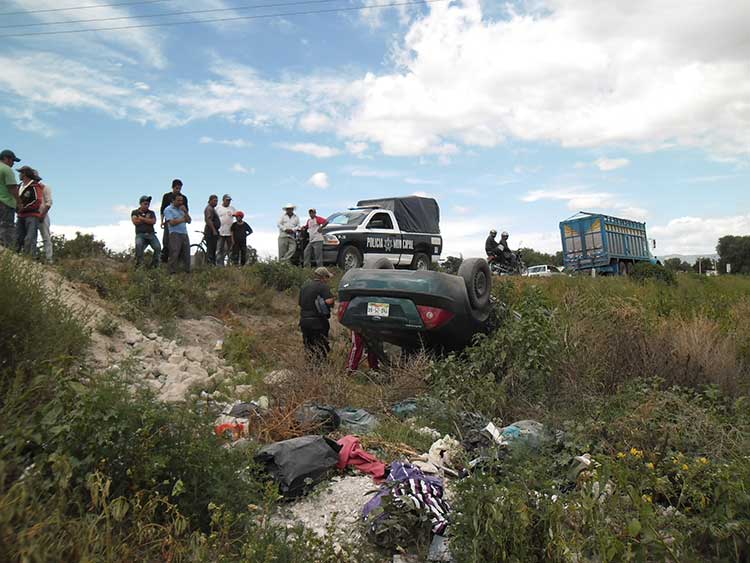 Mototaxista provoca volcadura en Acatzingo y se da a al fuga