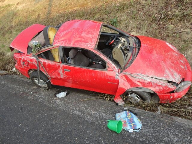 Hombre se salva en volcadura y luego escapa