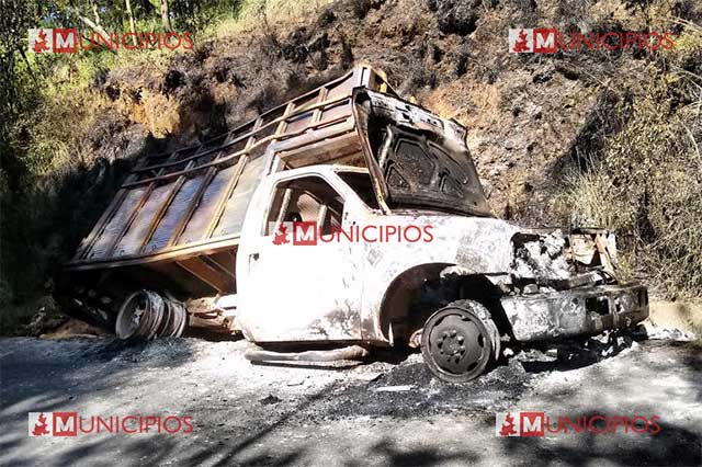 Pobladores de Tlahuapan incendian tres camionetas usadas para robo de combustible