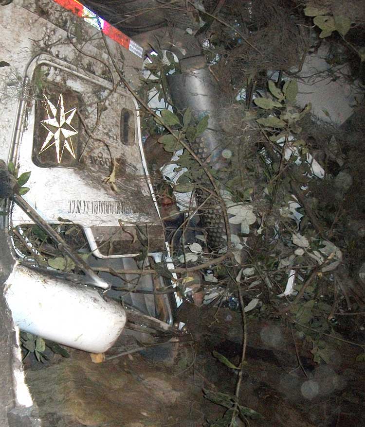 Muere conductor de tráiler al caer a barranco en Tlahuapan