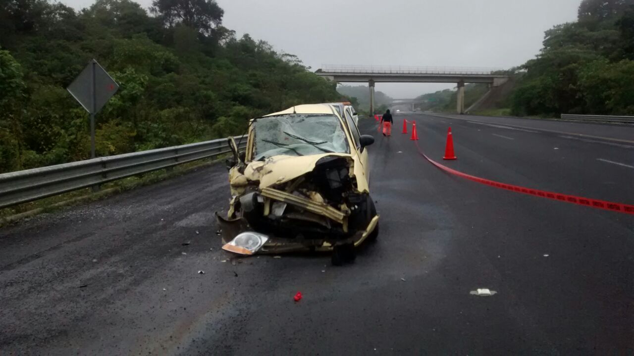 Fallecen al chocar su auto contra tráiler en la México-Tuxpan