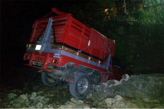 Conductor sale herido tras chocar camioneta en Acateno