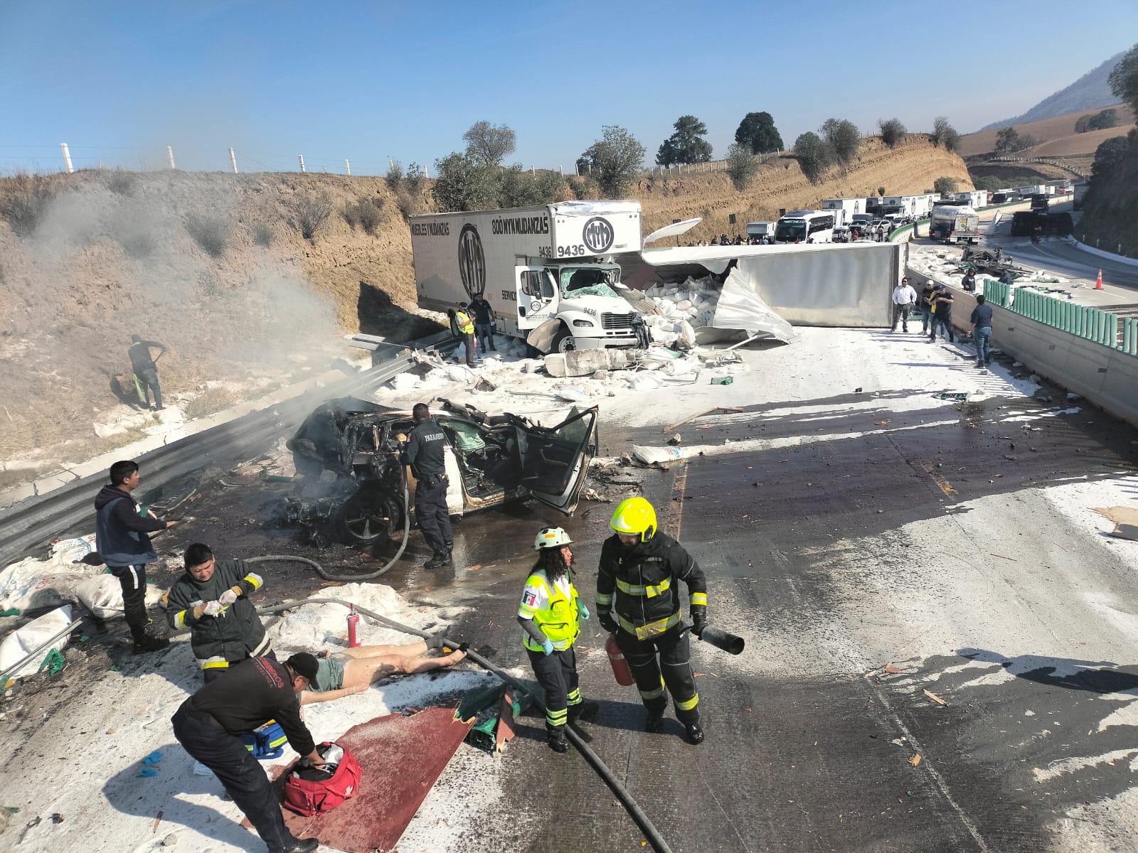 VIDEO Por aparatoso accidente está cerrada la México-Puebla a la altura de Río Frío