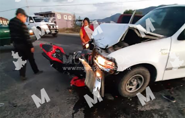 VIDEO Motociclistas se estampan contra auto y salen proyectados en Tecamachalco
