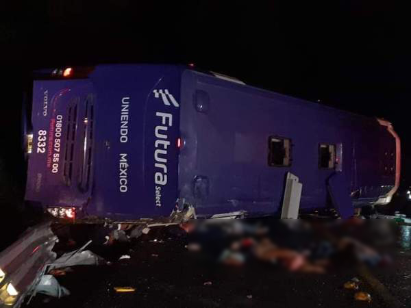 Se vuelca autobús de pasajeros en la México-Toluca; hay 10 muertos