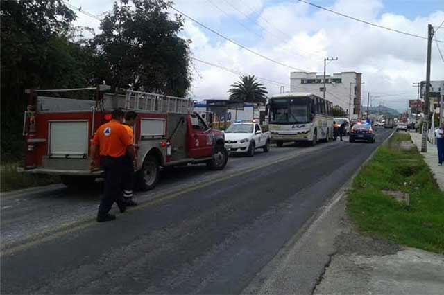 Apunto de incendiarse camión en Teziutlán por falla mecánica