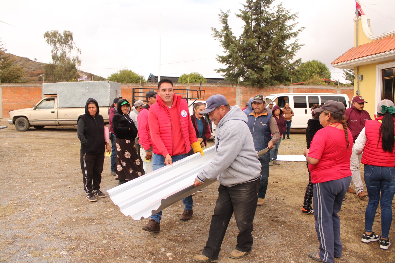 Otorgan láminas a afectados por el granizo en Cañada Morelos