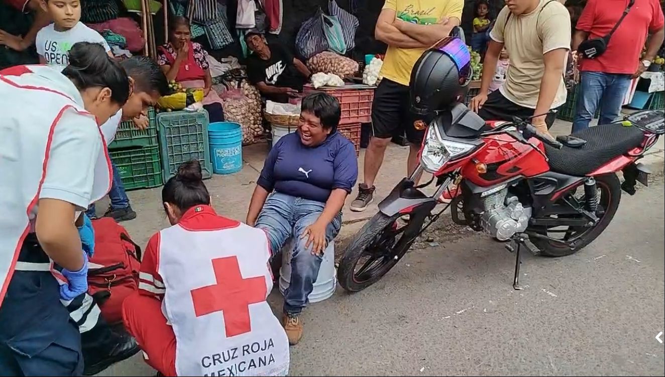 Motociclista atropella a madre e hijo en Izúcar