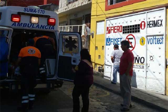 Trabajador sufre fractura tras caída de 3 metros en Teziutlán