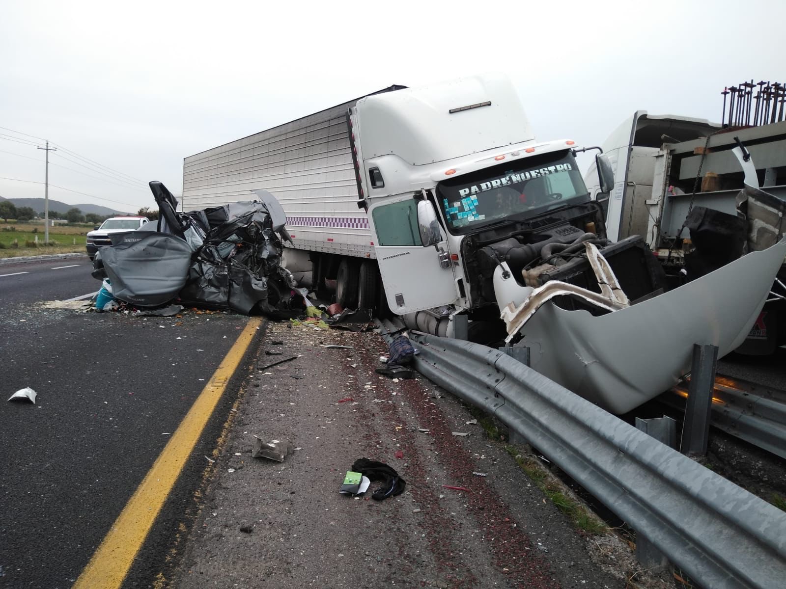 Tráiler embiste a camioneta y mueren dos personas en la autopista Puebla-Orizaba