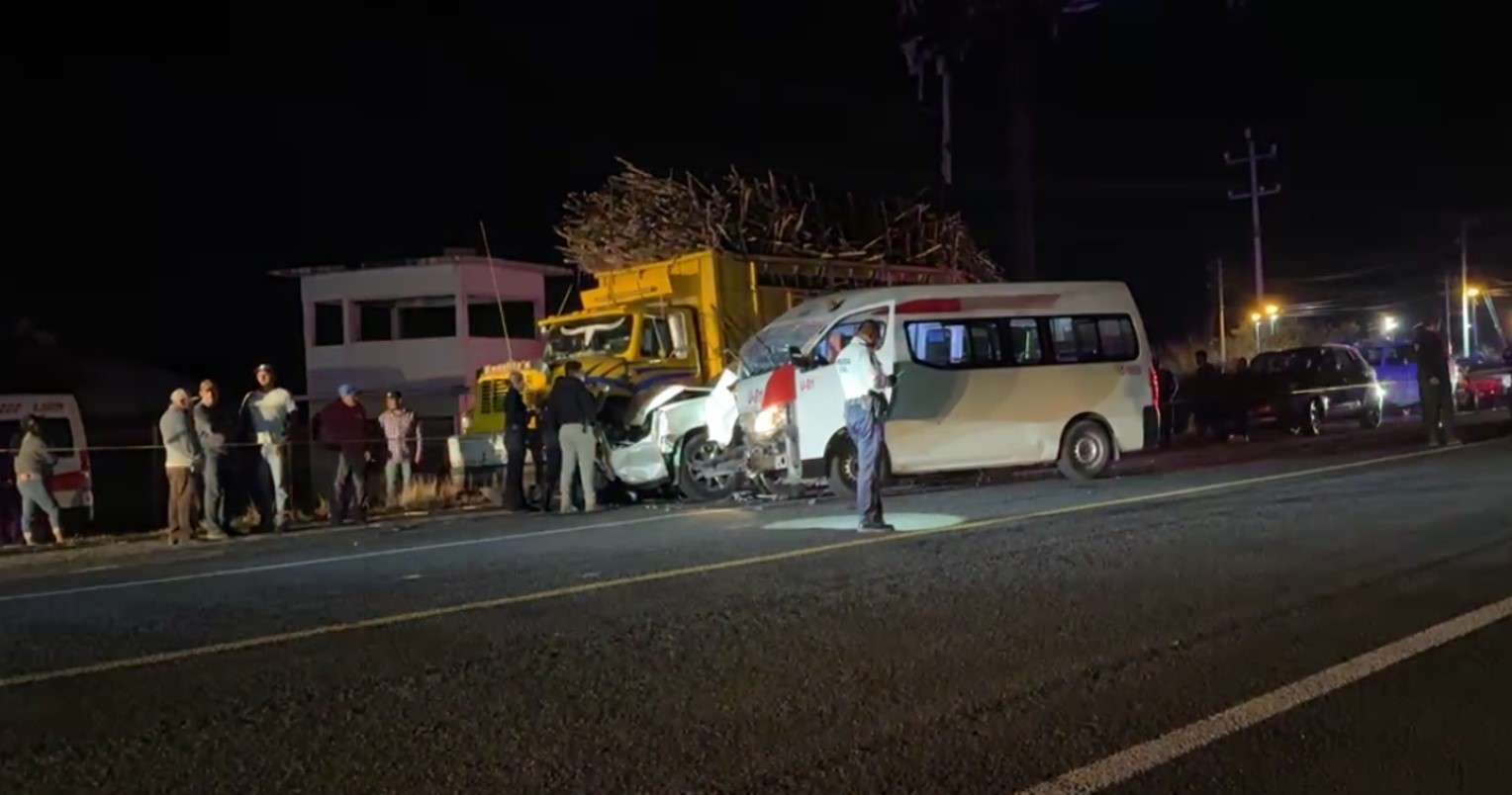 Dos lesionados y daños materiales deja carambola en la Izúcar-Atlixco