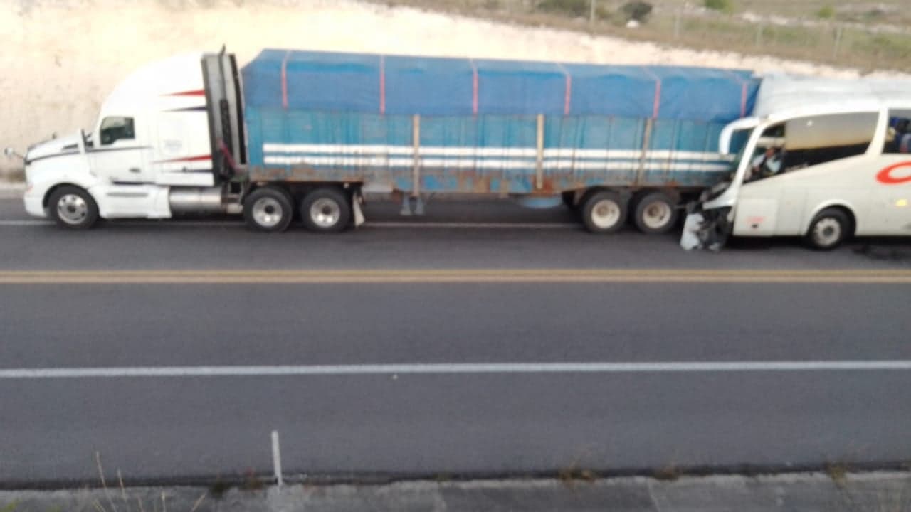 Accidente en la Cuacnopalan-Oaxaca deja 20 heridos y cuantiosos daños materiales 