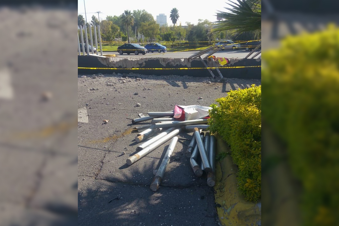 Auto choca en iglesia de Vía Atlixcáyotl y se incendia