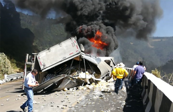 Tráiler se vuelca e incendia bajando las cumbres de Maltrata
