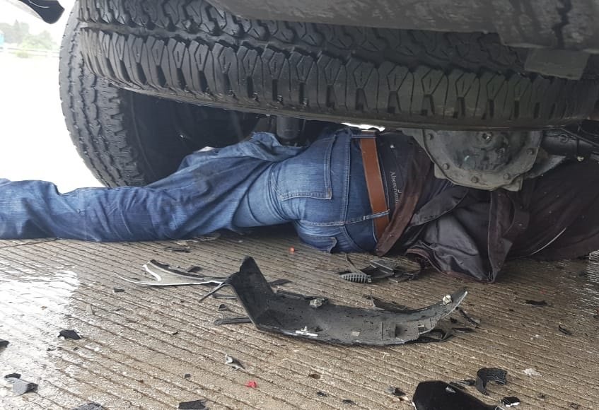 Motociclista se estrella contra camioneta en Periférico Ecológico