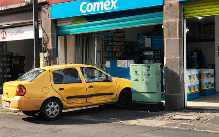 Auto choca y se mete a local de pinturas en centro histórico de Puebla