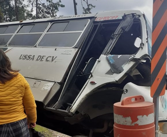 Trailero embiste a camión con pasajeros en Xicotepec