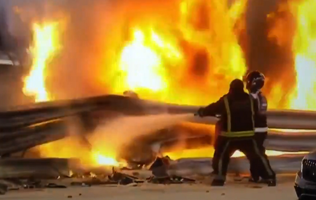 VIDEO Piloto permanece 27 segundos en llamas tras accidente en Gran Premio de Bahréin