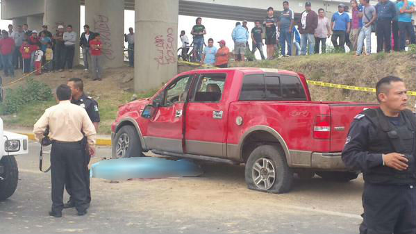 Un muerto y 11 heridos deja volcadura en federal a Tehuacán