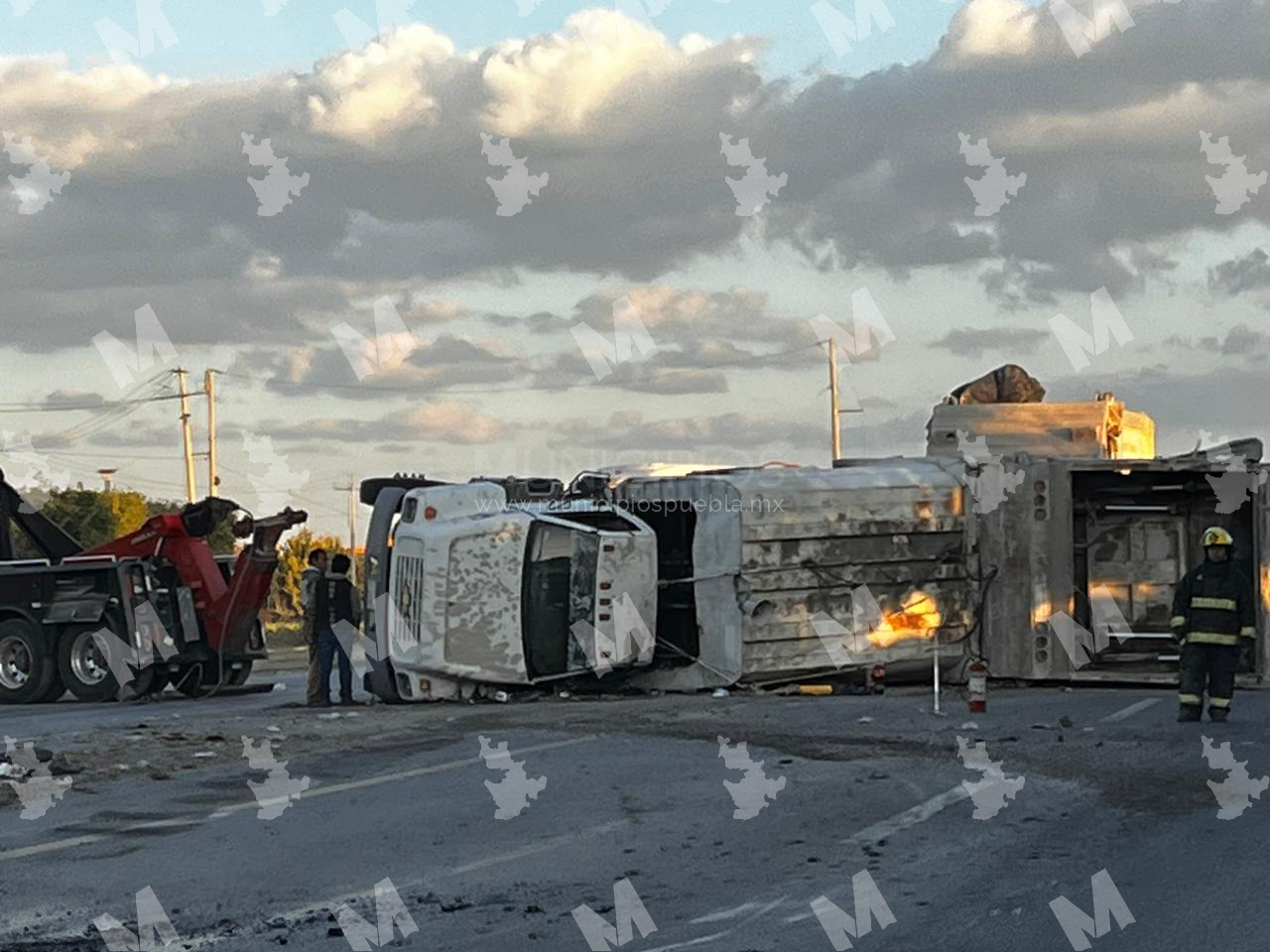 Camión recolector terminó volcado sobre la federal a Puebla en Tepeaca